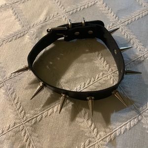 Adjustable choker with spikes